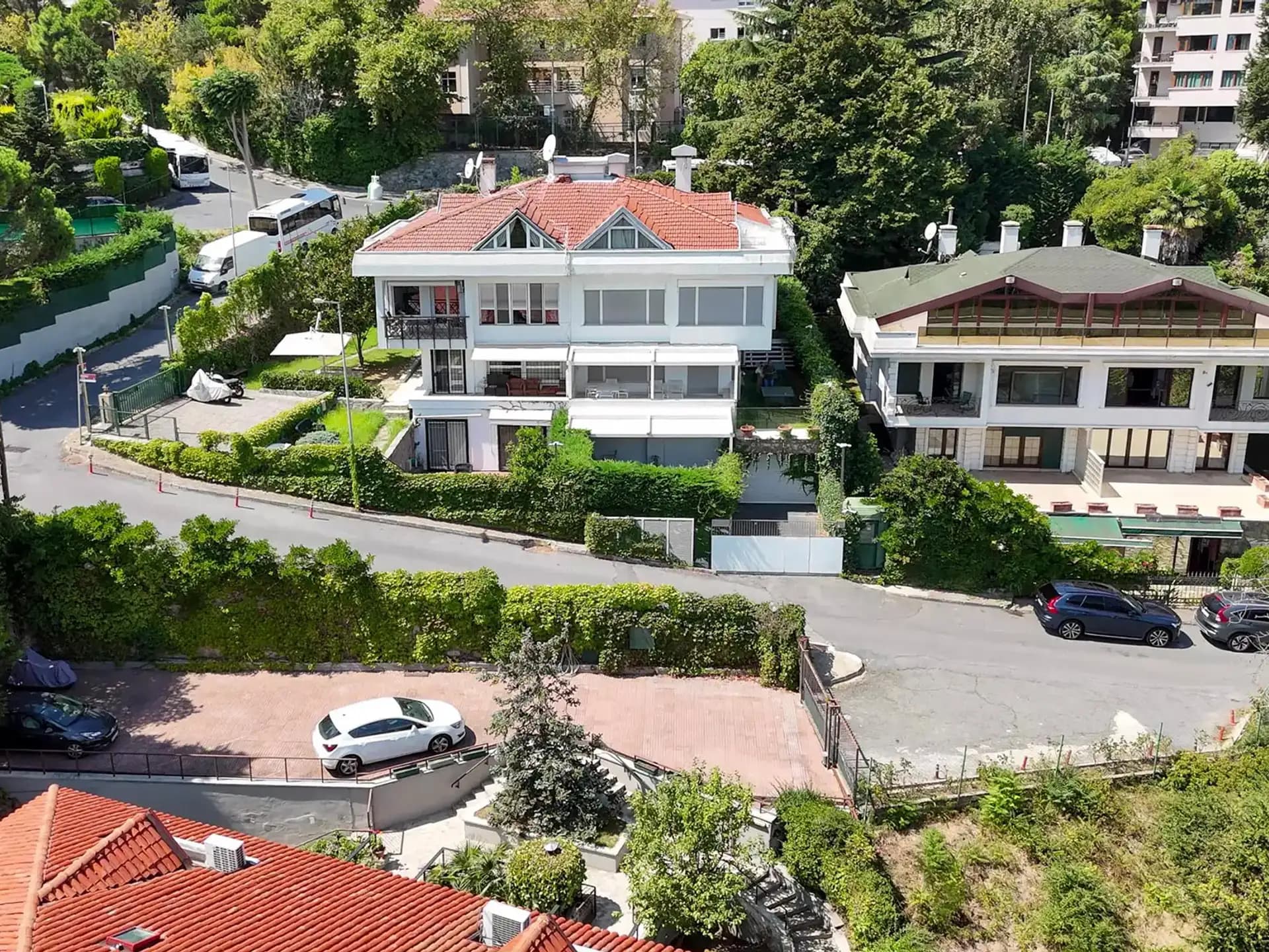 Bebek Yokusu Özenli Sokak 650m2 Boğaz Manzaralı Özel Villa 