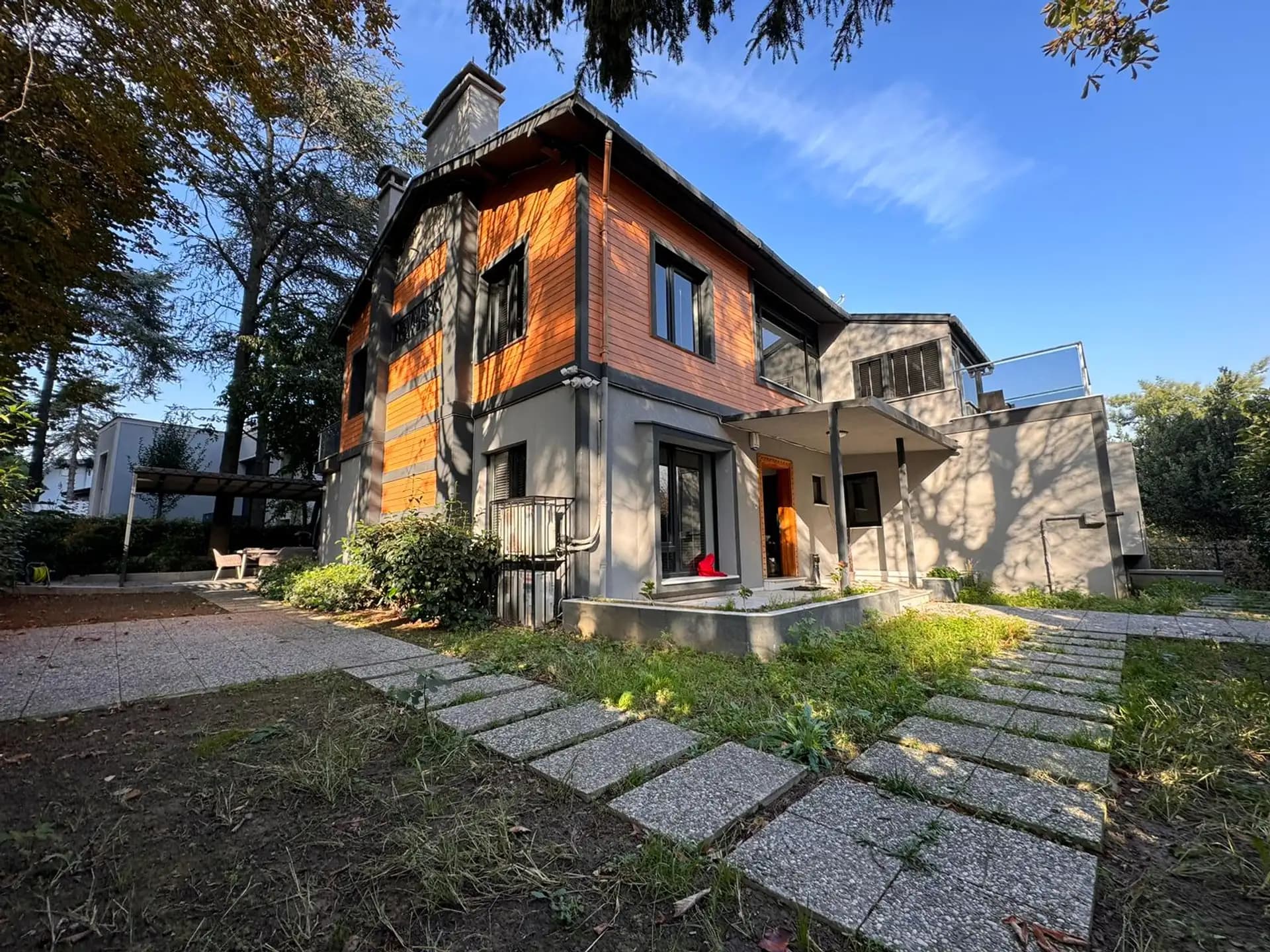 Levent'te Yenilenmiş Taşınmaya Hazır Bahçeli Villa 