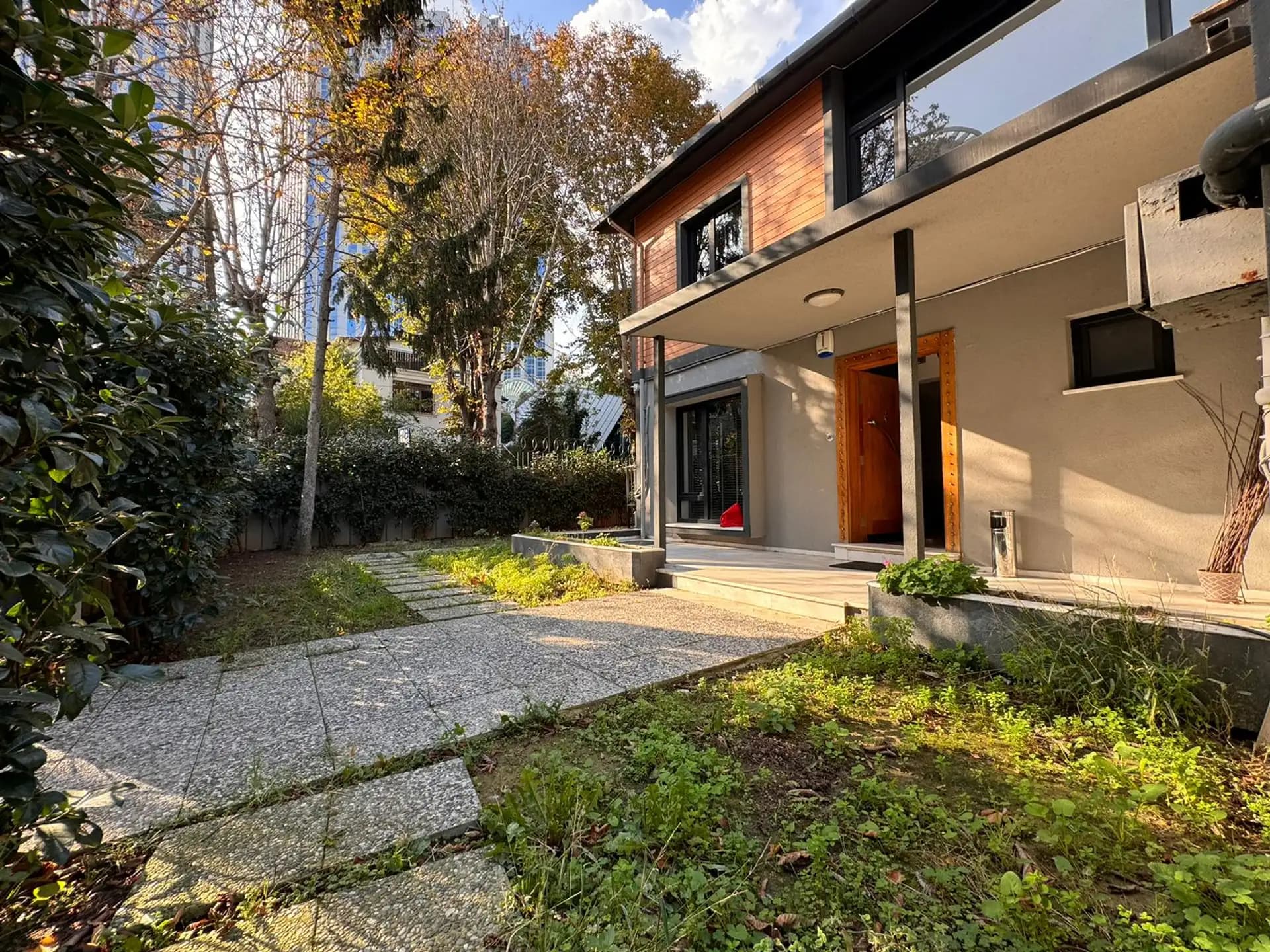 Levent'te Yenilenmiş Taşınmaya Hazır Bahçeli Villa 