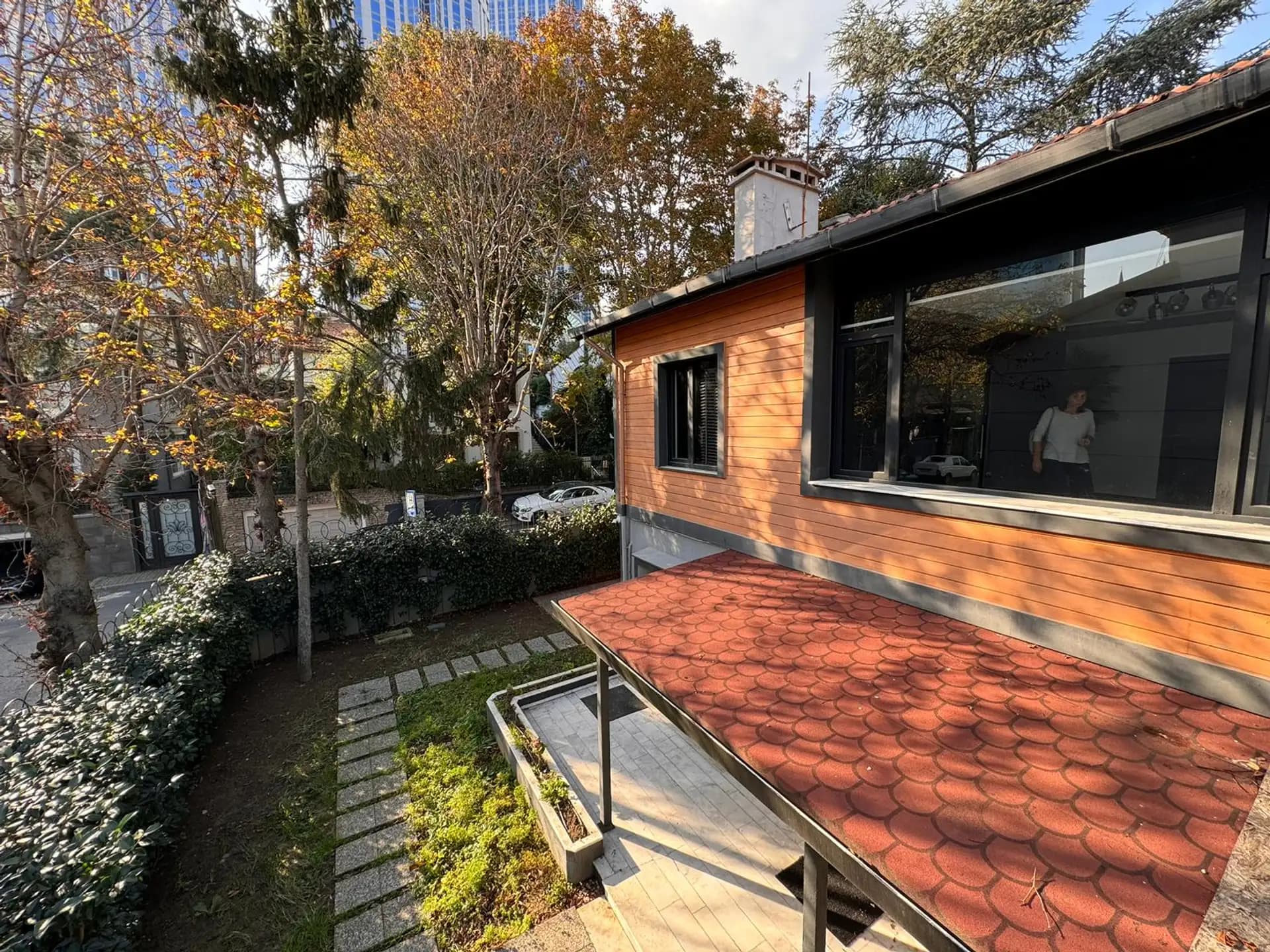 Levent'te Yenilenmiş Taşınmaya Hazır Bahçeli Villa 