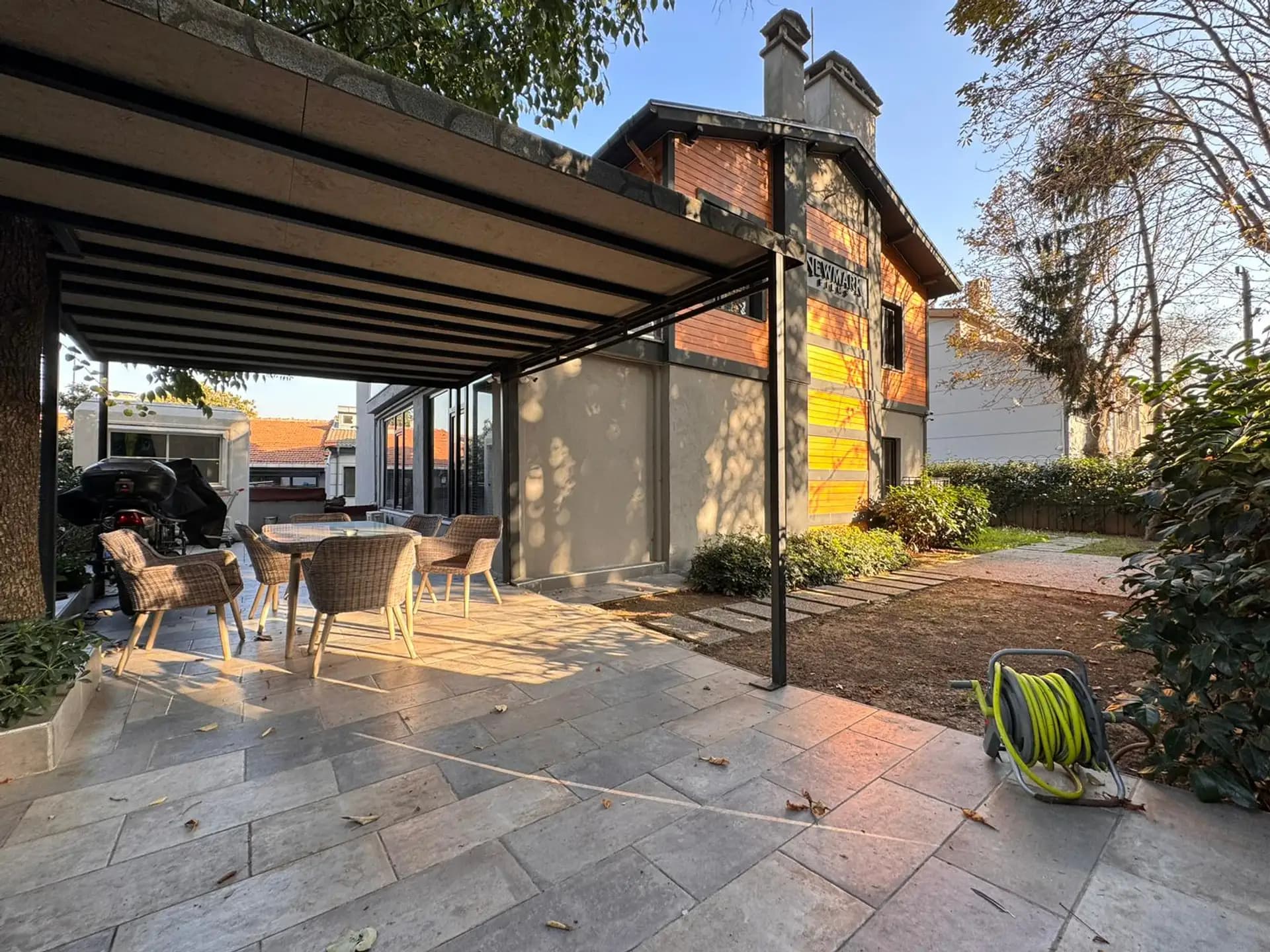 Levent'te Yenilenmiş Taşınmaya Hazır Bahçeli Villa 
