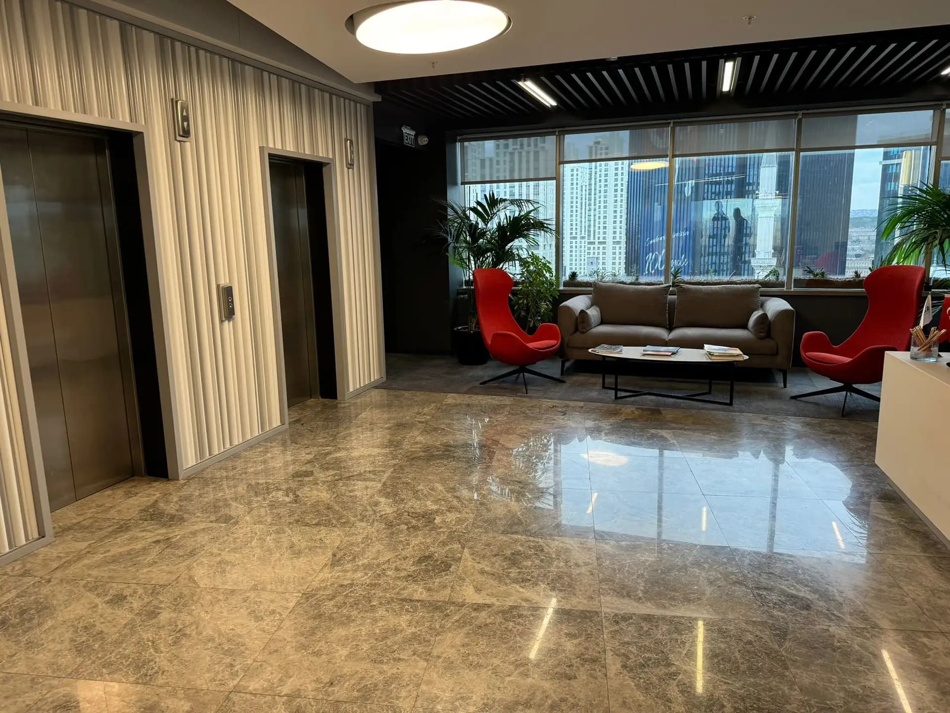 Maslak Park Plazada 1140m2 Özel Dekore Kiralık Ofis
