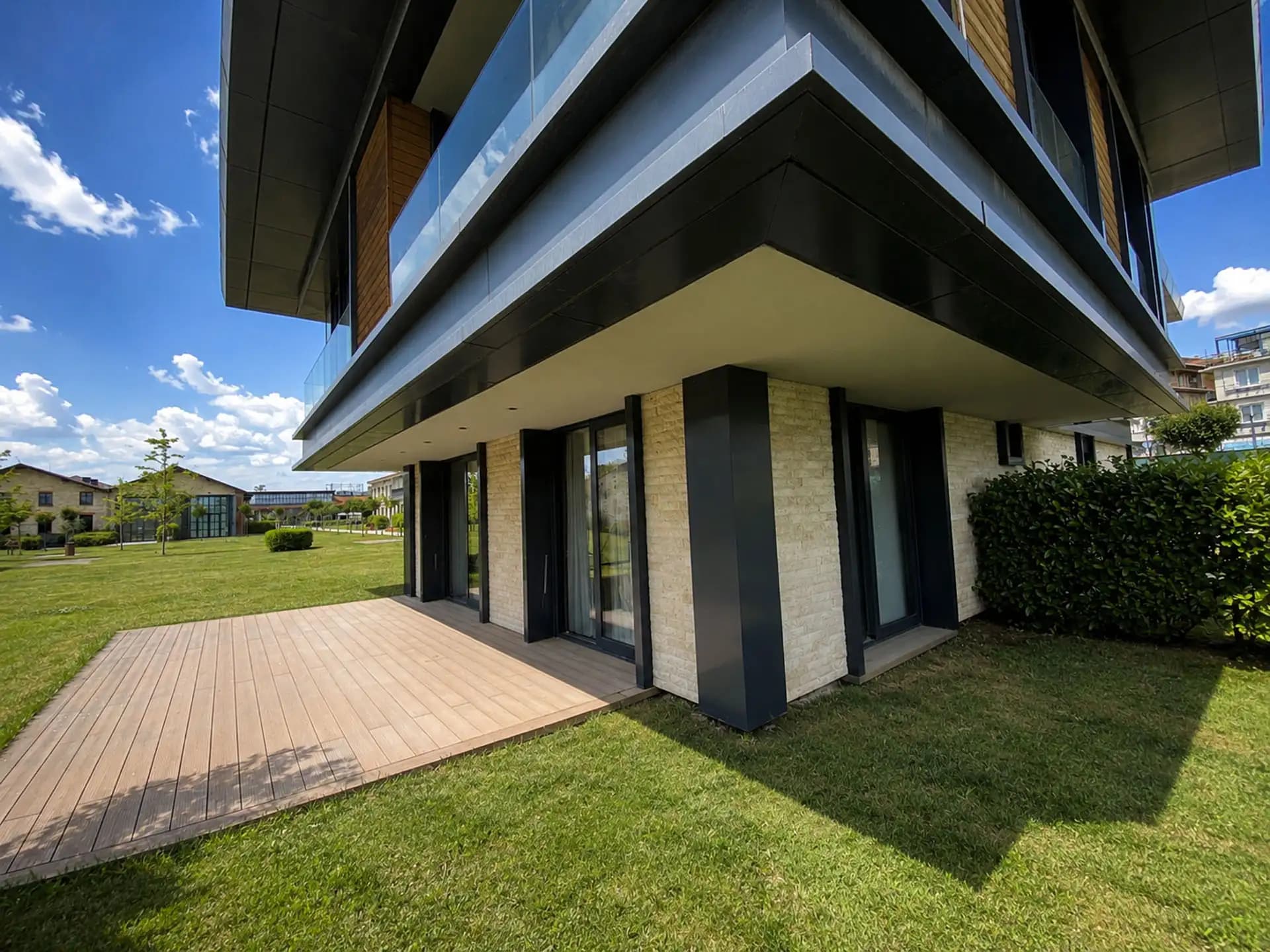 Cer İstanbul Sur Manzaralı Bahçe Kat Boş Satılık 1+1 Daire / LUX