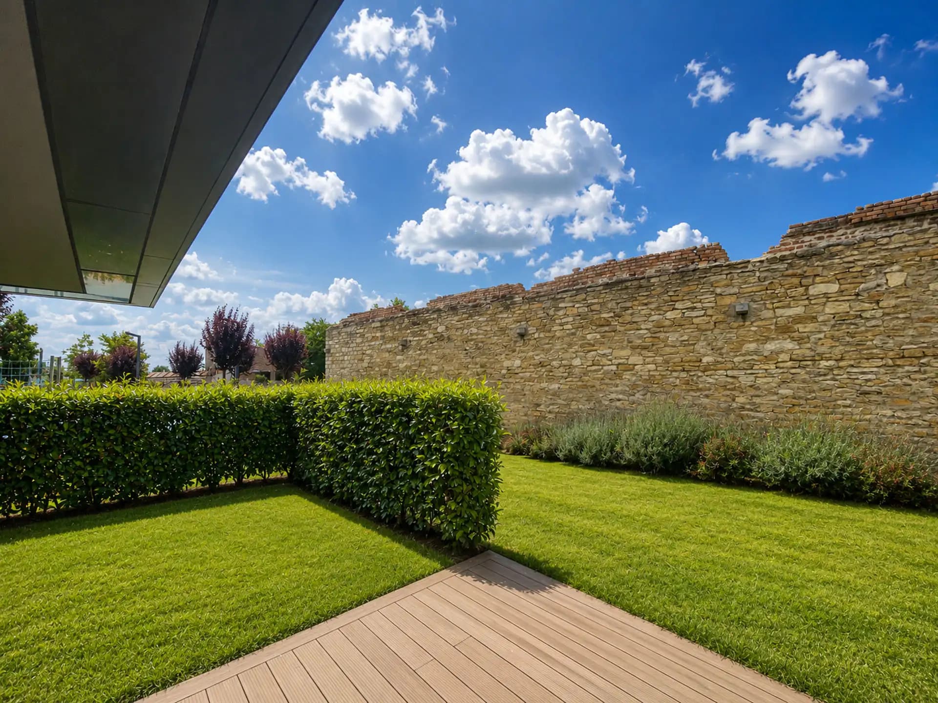 Cer İstanbul Sur Manzaralı Bahçe Kat Boş Satılık 1+1 Daire / LUX