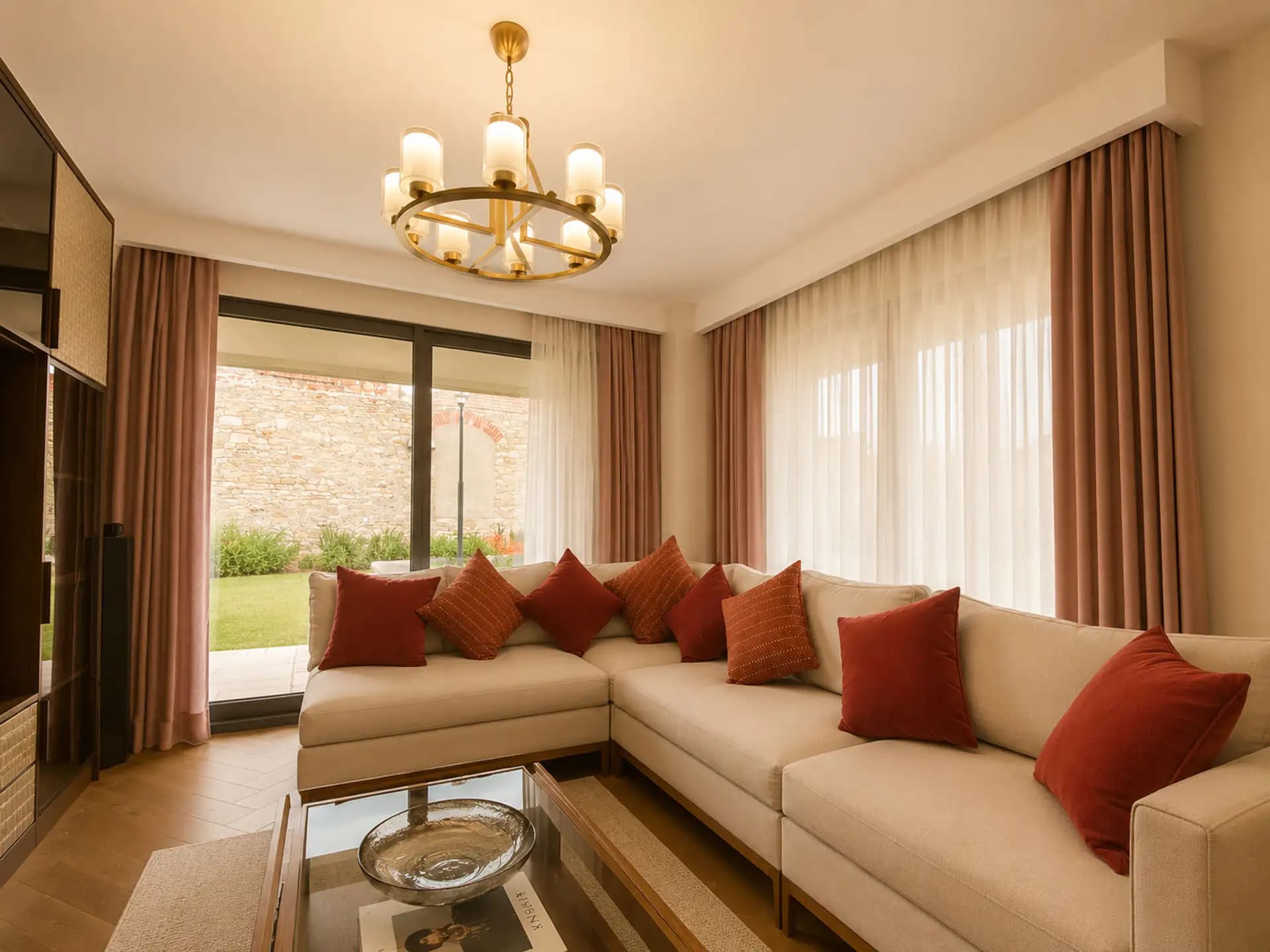 Cer İstanbul Sur Manzaralı Bahçe Kat Boş Satılık 1+1 Daire / LUX